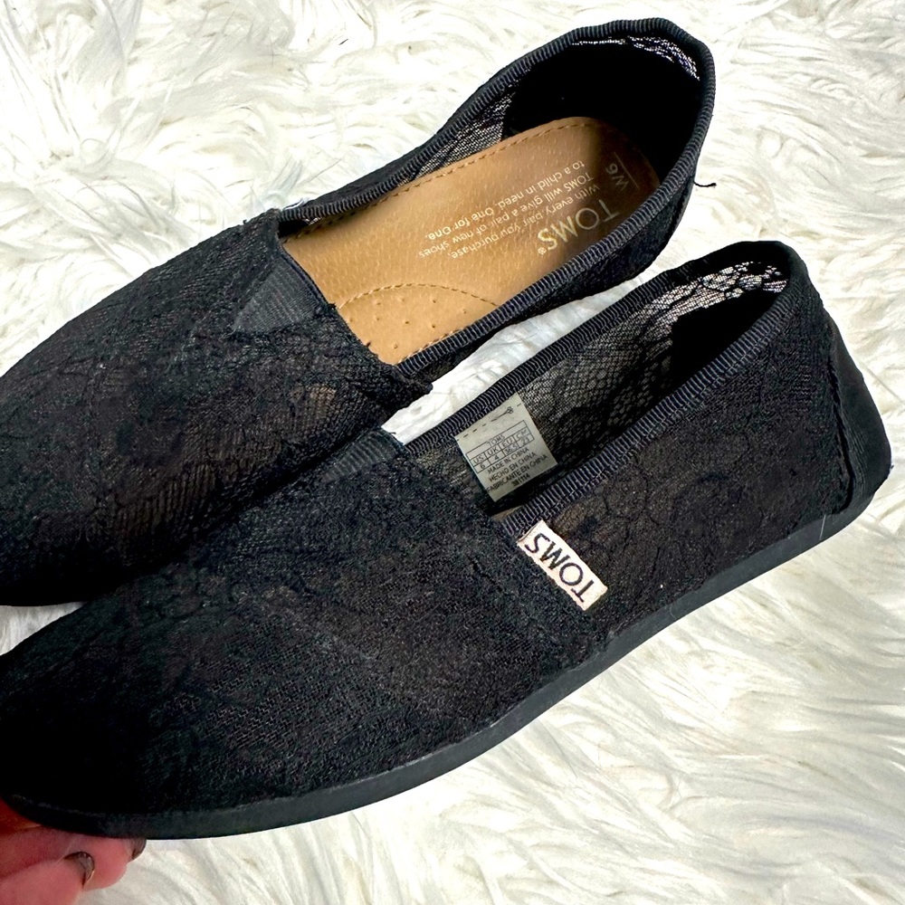 Tom’s black lace shoes